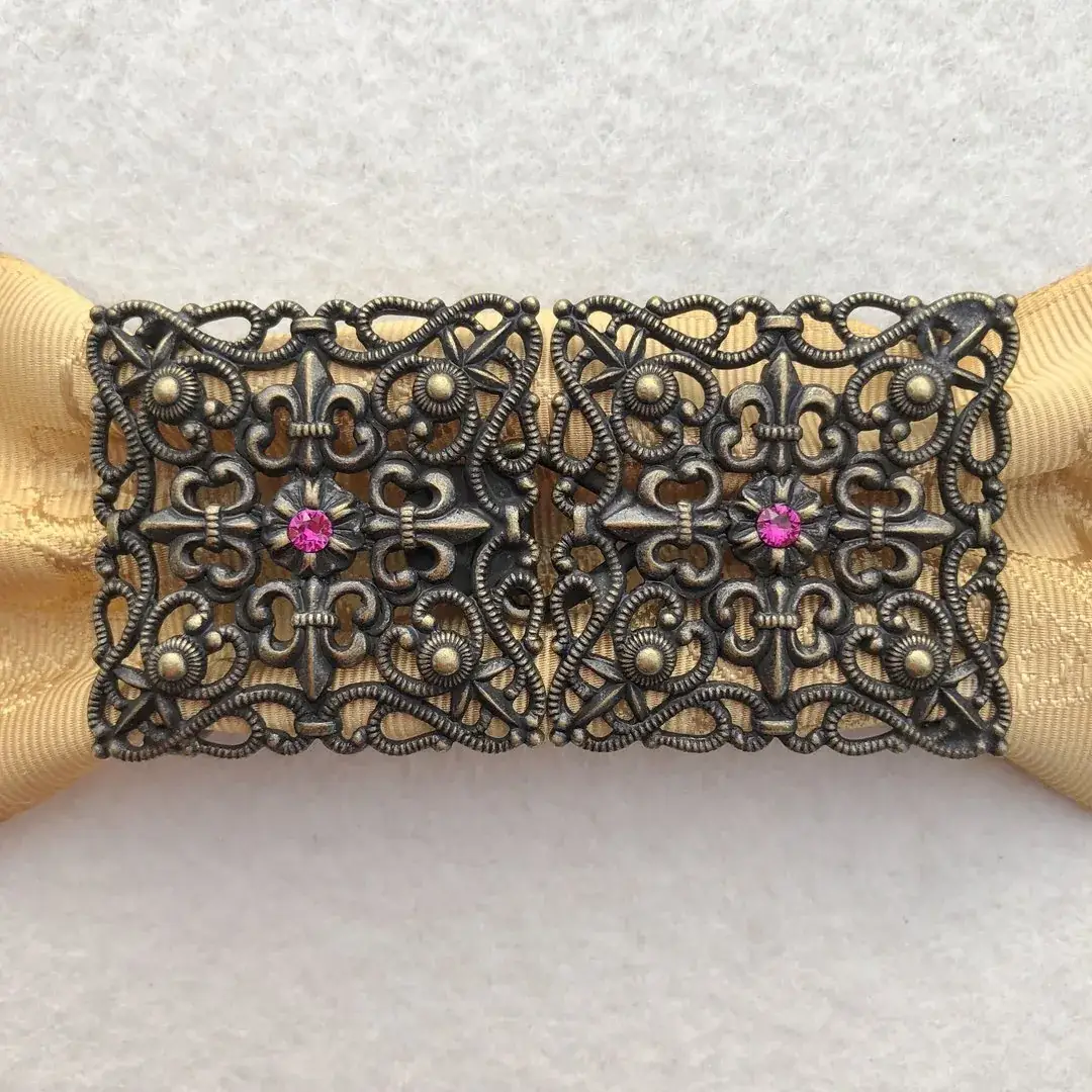 Schürzenschließe mit Swarovski in pink No. 182 – Bild 5 – Chiemgauer Heimatwerk Trachten-Onlineshop Schürzenschließe mit Swarovski in pink No. 182 - Bild 5 - Chiemgauer Heimatwerk Trachten-Onlineshop