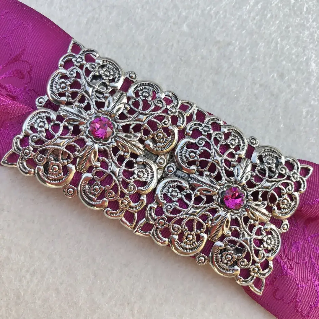 Schürzenschließe mit Swarovski in pink No. 99 – Bild 15 – Chiemgauer Heimatwerk Trachten-Onlineshop Schürzenschließe mit Swarovski in pink No. 99 - Bild 15 - Chiemgauer Heimatwerk Trachten-Onlineshop