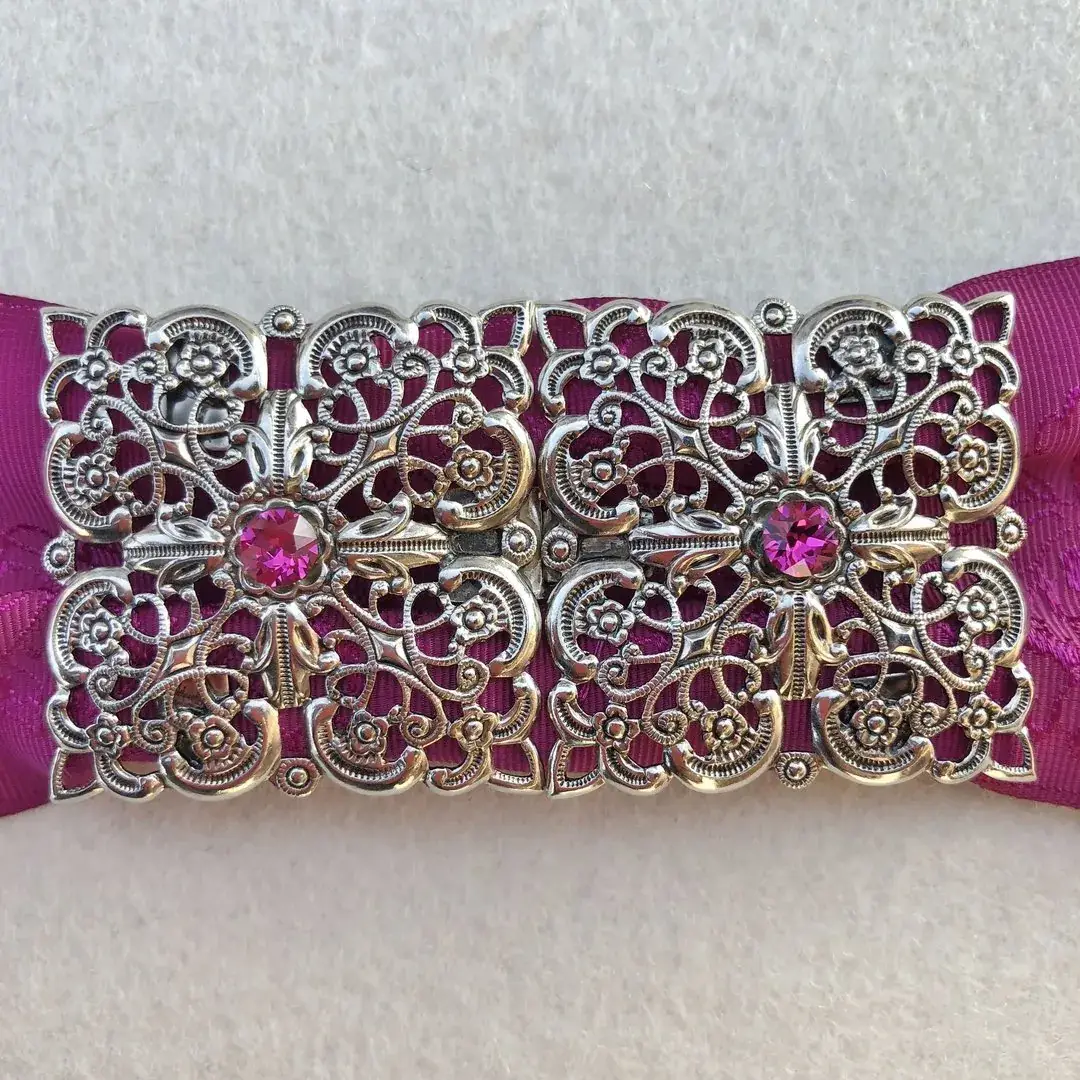 Schürzenschließe mit Swarovski in pink No. 99 – Bild 21 – Chiemgauer Heimatwerk Trachten-Onlineshop Schürzenschließe mit Swarovski in pink No. 99 - Bild 21 - Chiemgauer Heimatwerk Trachten-Onlineshop