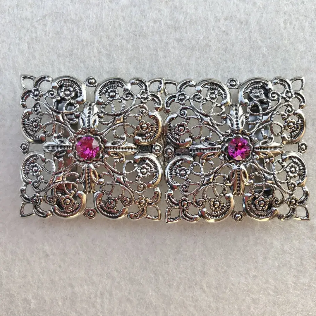 Schürzenschließe mit Swarovski in pink No. 99 – Bild 4 – Chiemgauer Heimatwerk Trachten-Onlineshop Schürzenschließe mit Swarovski in pink No. 99 - Bild 4 - Chiemgauer Heimatwerk Trachten-Onlineshop