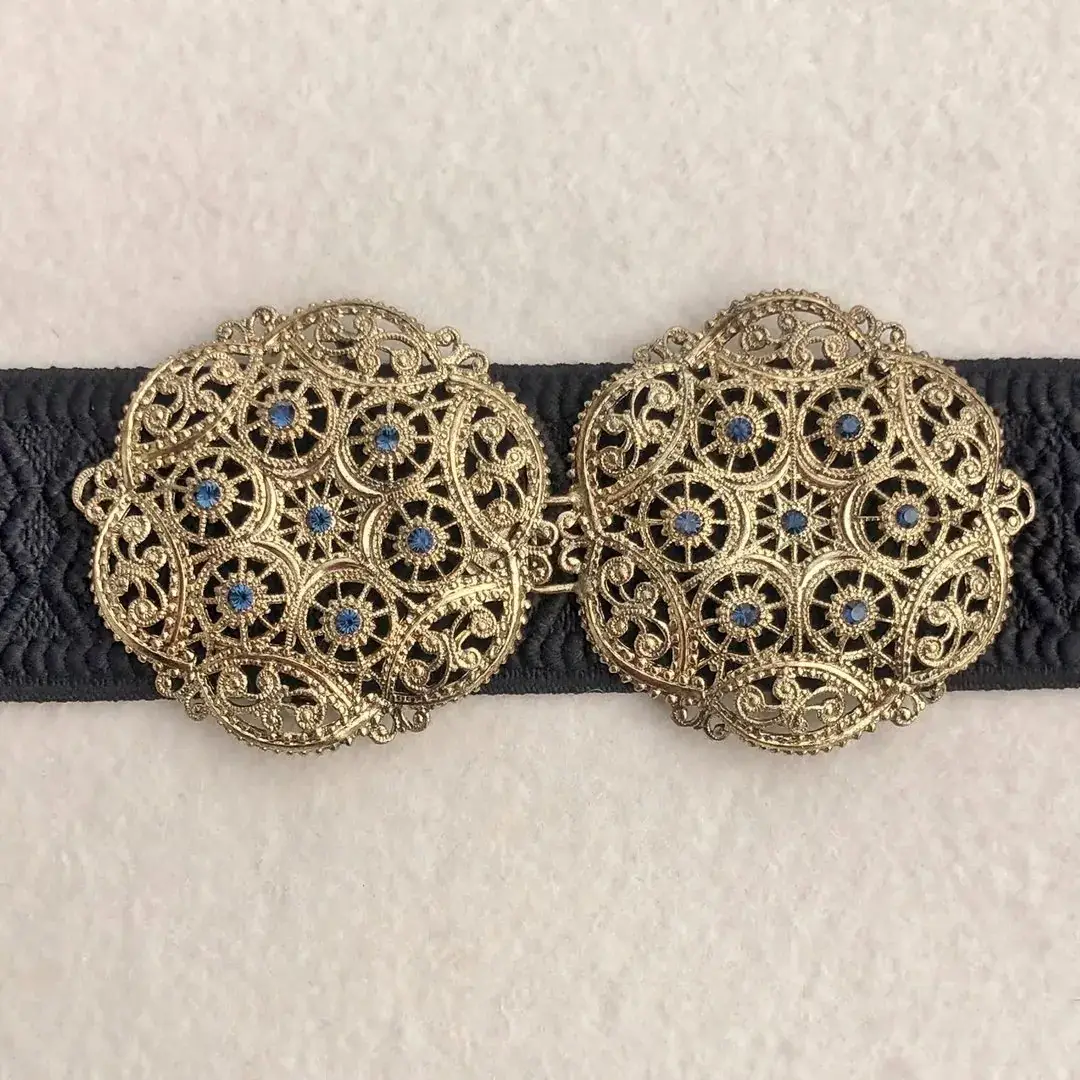 Schürzenschließe mit Swarovski in rauchblau No. 121 – Bild 19 – Chiemgauer Heimatwerk Trachten-Onlineshop Schürzenschließe mit Swarovski in rauchblau No. 121 - Bild 19 - Chiemgauer Heimatwerk Trachten-Onlineshop