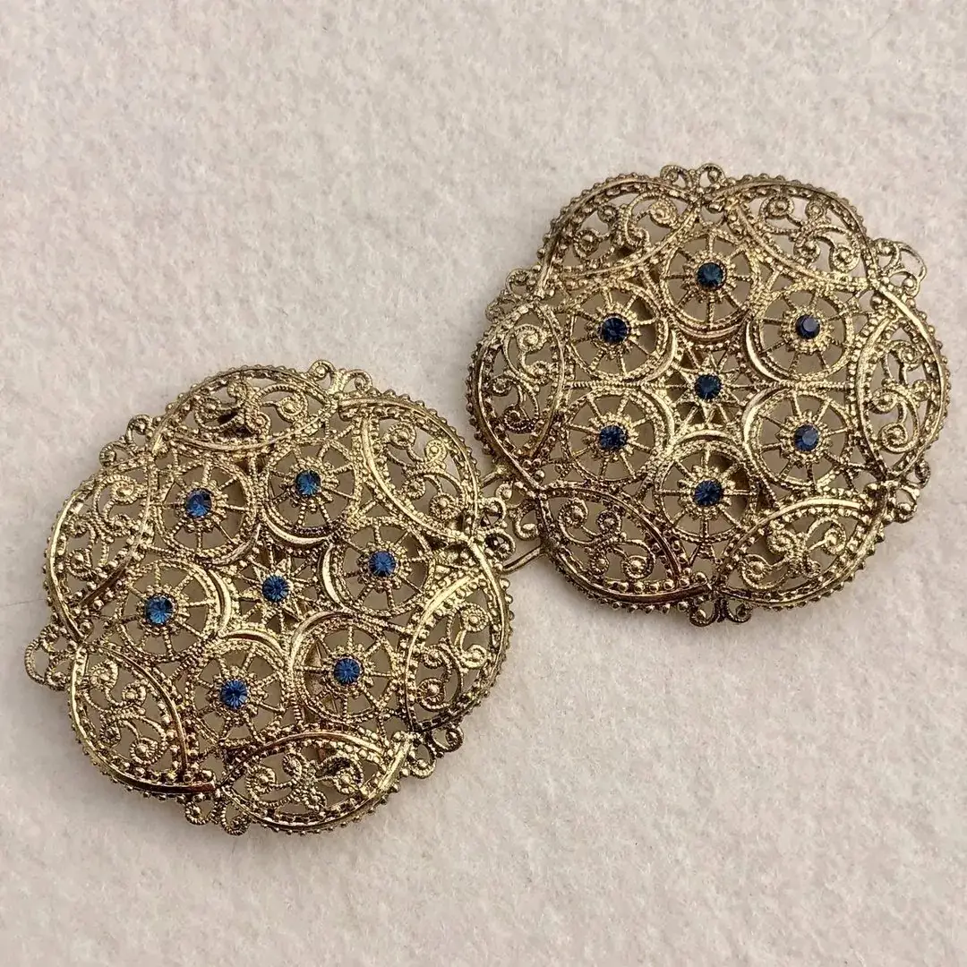 Schürzenschließe mit Swarovski in rauchblau No. 121 – Bild 3 – Chiemgauer Heimatwerk Trachten-Onlineshop Schürzenschließe mit Swarovski in rauchblau No. 121 - Bild 3 - Chiemgauer Heimatwerk Trachten-Onlineshop