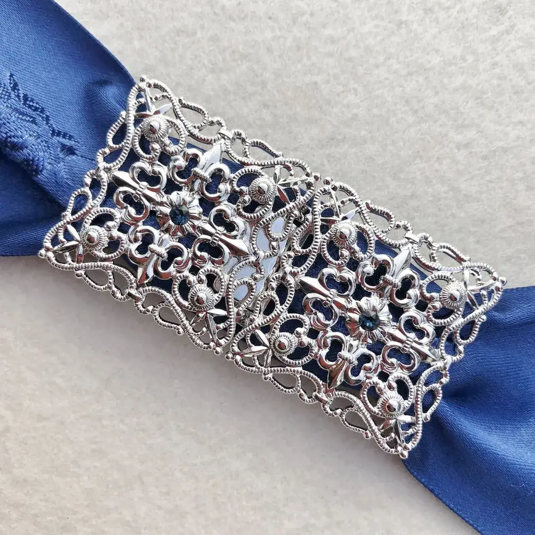 Schürzenschließe mit Swarovski in rauchblau No. 18 – Bild 14 – Chiemgauer Heimatwerk Trachten-Onlineshop Schürzenschließe mit Swarovski in rauchblau No. 18 - Bild 14 - Chiemgauer Heimatwerk Trachten-Onlineshop