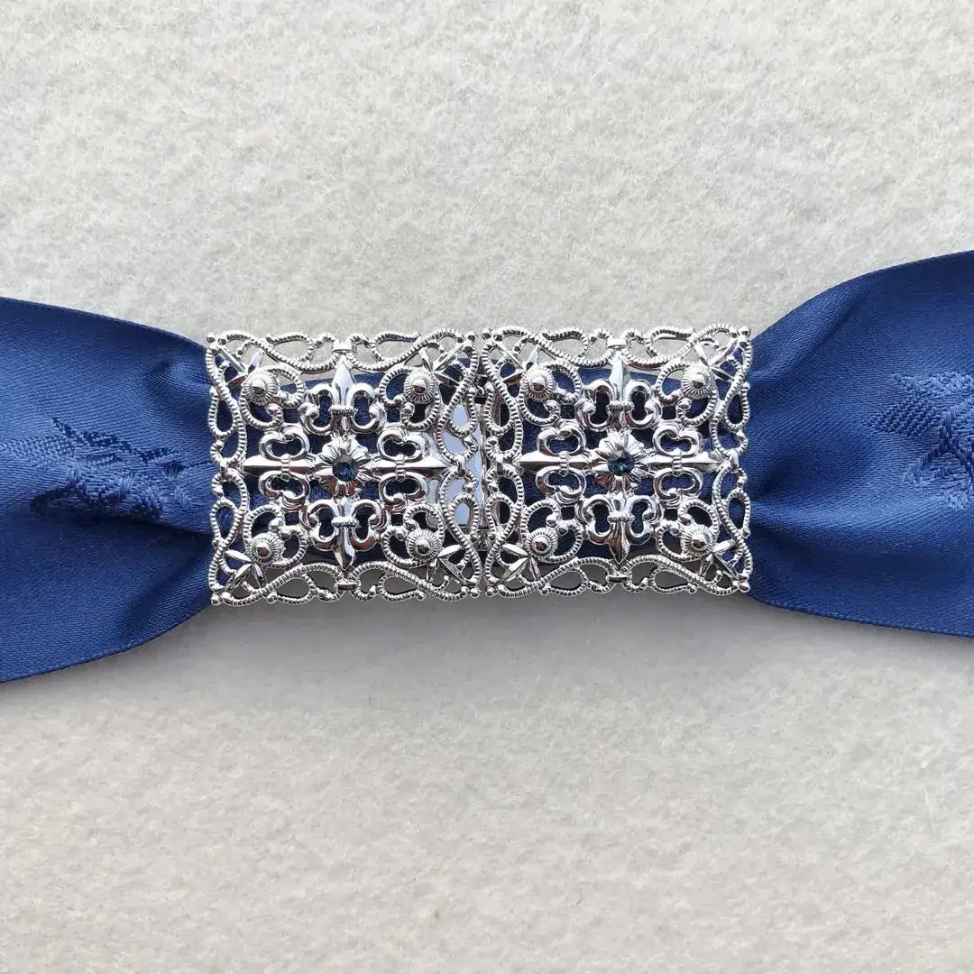 Schürzenschließe mit Swarovski in rauchblau No. 18 – Bild 3 – Chiemgauer Heimatwerk Trachten-Onlineshop Schürzenschließe mit Swarovski in rauchblau No. 18 - Bild 3 - Chiemgauer Heimatwerk Trachten-Onlineshop