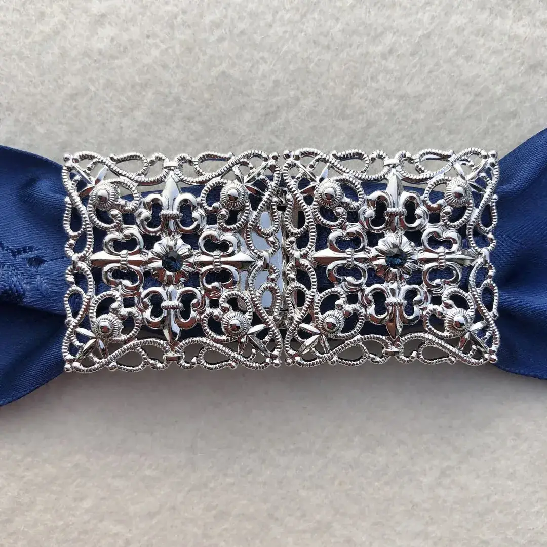 Schürzenschließe mit Swarovski in rauchblau No. 18 – Bild 7 – Chiemgauer Heimatwerk Trachten-Onlineshop Schürzenschließe mit Swarovski in rauchblau No. 18 - Bild 7 - Chiemgauer Heimatwerk Trachten-Onlineshop