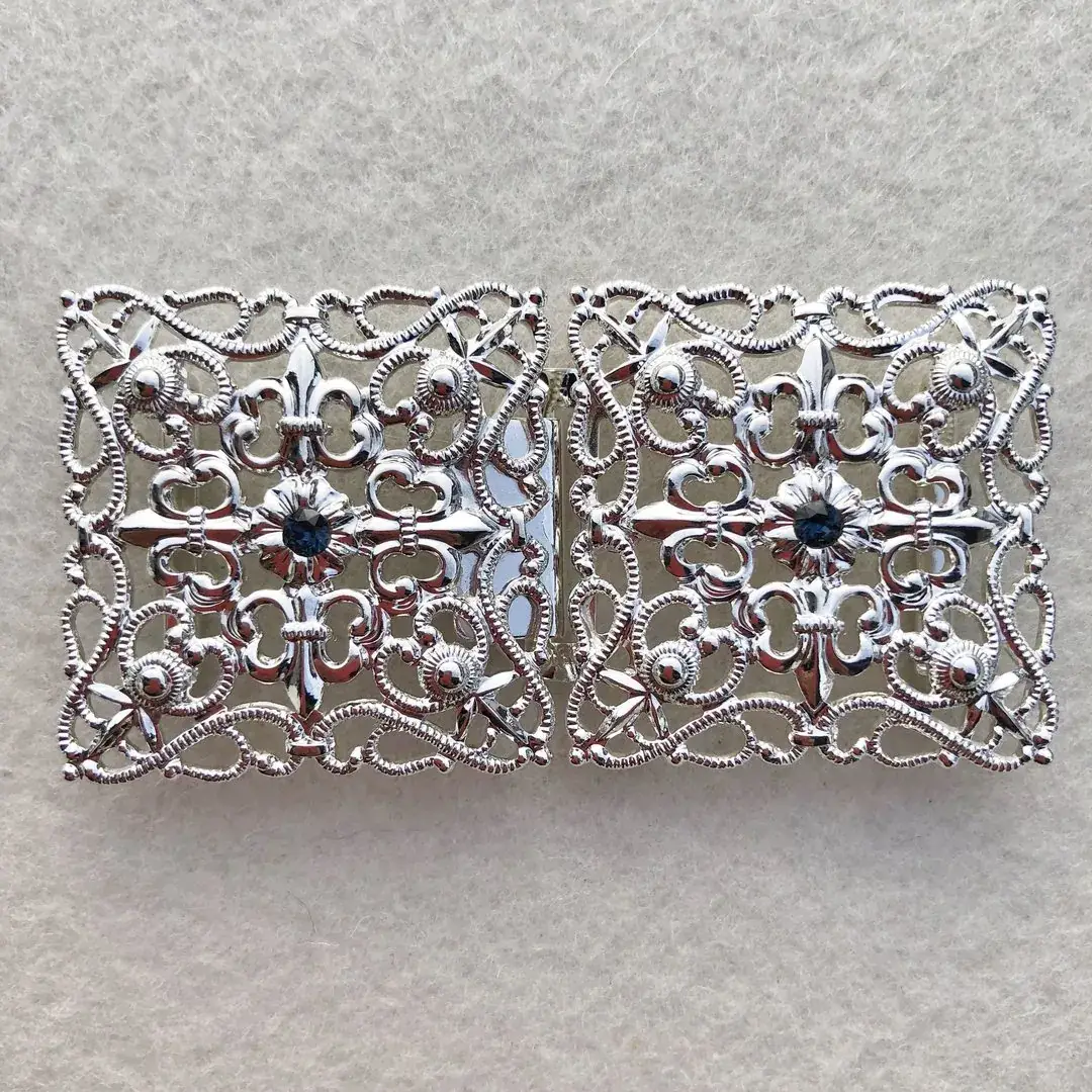 Schürzenschließe mit Swarovski in rauchblau No. 18 – Bild 9 – Chiemgauer Heimatwerk Trachten-Onlineshop Schürzenschließe mit Swarovski in rauchblau No. 18 - Bild 9 - Chiemgauer Heimatwerk Trachten-Onlineshop