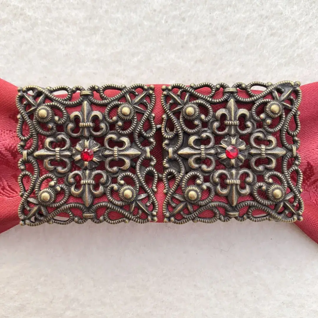 Schürzenschließe mit Swarovski in rot No. 184 – Bild 20 – Chiemgauer Heimatwerk Trachten-Onlineshop Schürzenschließe mit Swarovski in rot No. 184 - Bild 20 - Chiemgauer Heimatwerk Trachten-Onlineshop