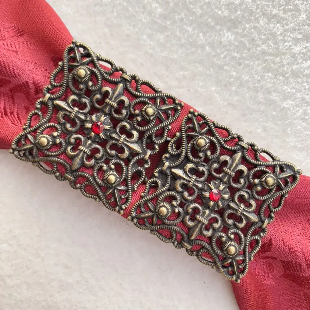 Schürzenschließe mit Swarovski in rot No. 184 – Bild 3 – Chiemgauer Heimatwerk Trachten-Onlineshop Schürzenschließe mit Swarovski in rot No. 184 - Bild 3 - Chiemgauer Heimatwerk Trachten-Onlineshop
