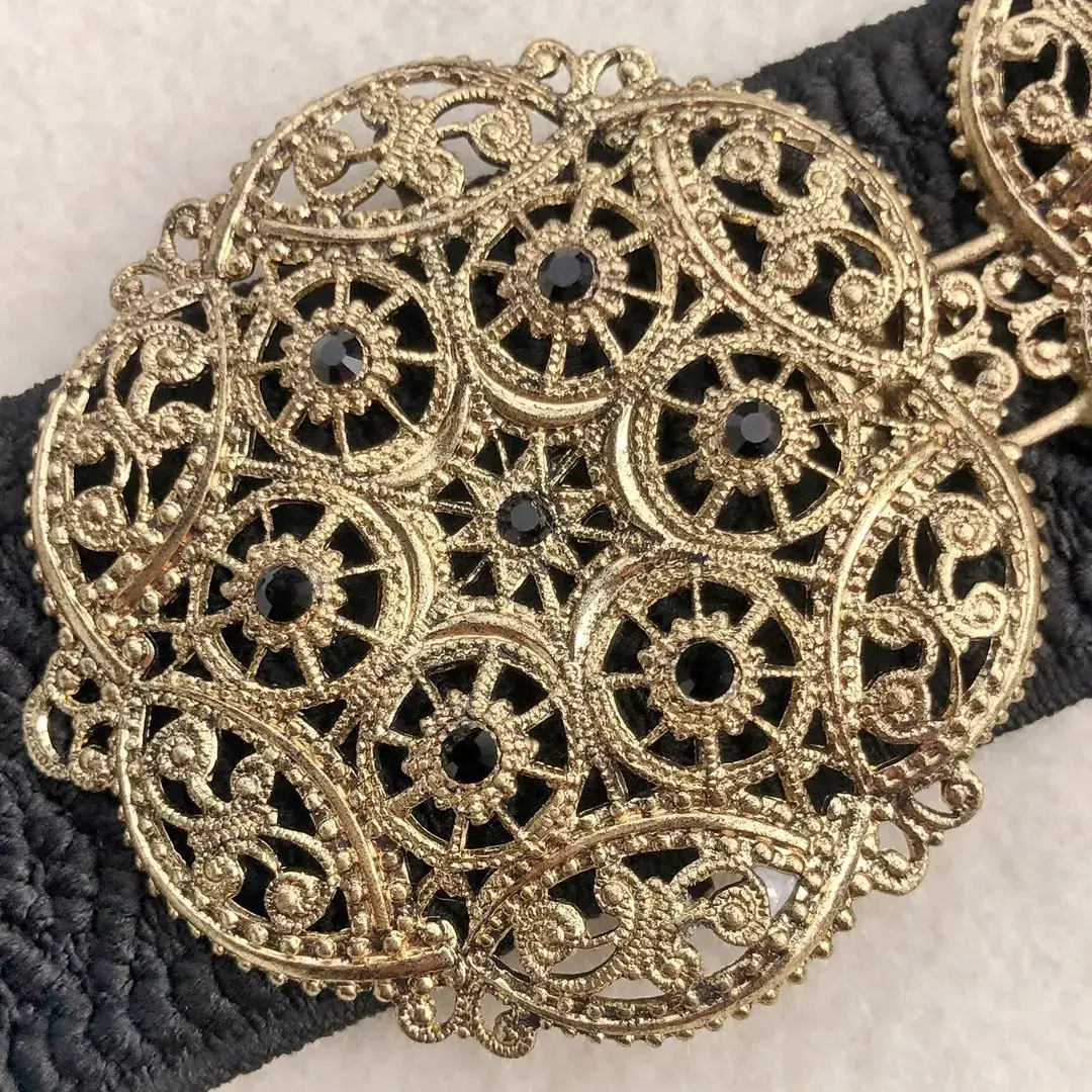 Schürzenschließe mit Swarovski in schwarz No. 125 – Bild 10 – Chiemgauer Heimatwerk Trachten-Onlineshop Schürzenschließe mit Swarovski in schwarz No. 125 - Bild 10 - Chiemgauer Heimatwerk Trachten-Onlineshop