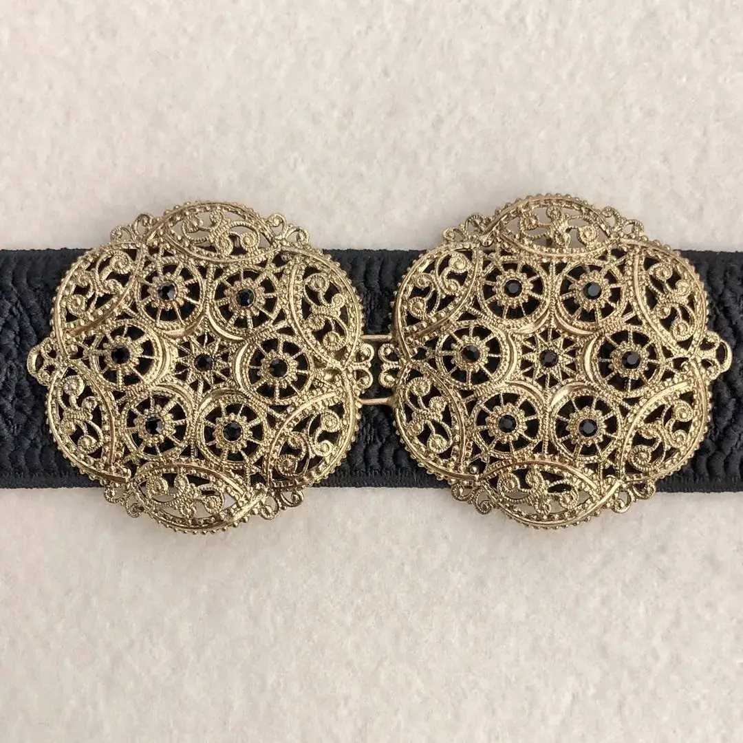 Schürzenschließe mit Swarovski in schwarz No. 125 – Bild 12 – Chiemgauer Heimatwerk Trachten-Onlineshop Schürzenschließe mit Swarovski in schwarz No. 125 - Bild 12 - Chiemgauer Heimatwerk Trachten-Onlineshop