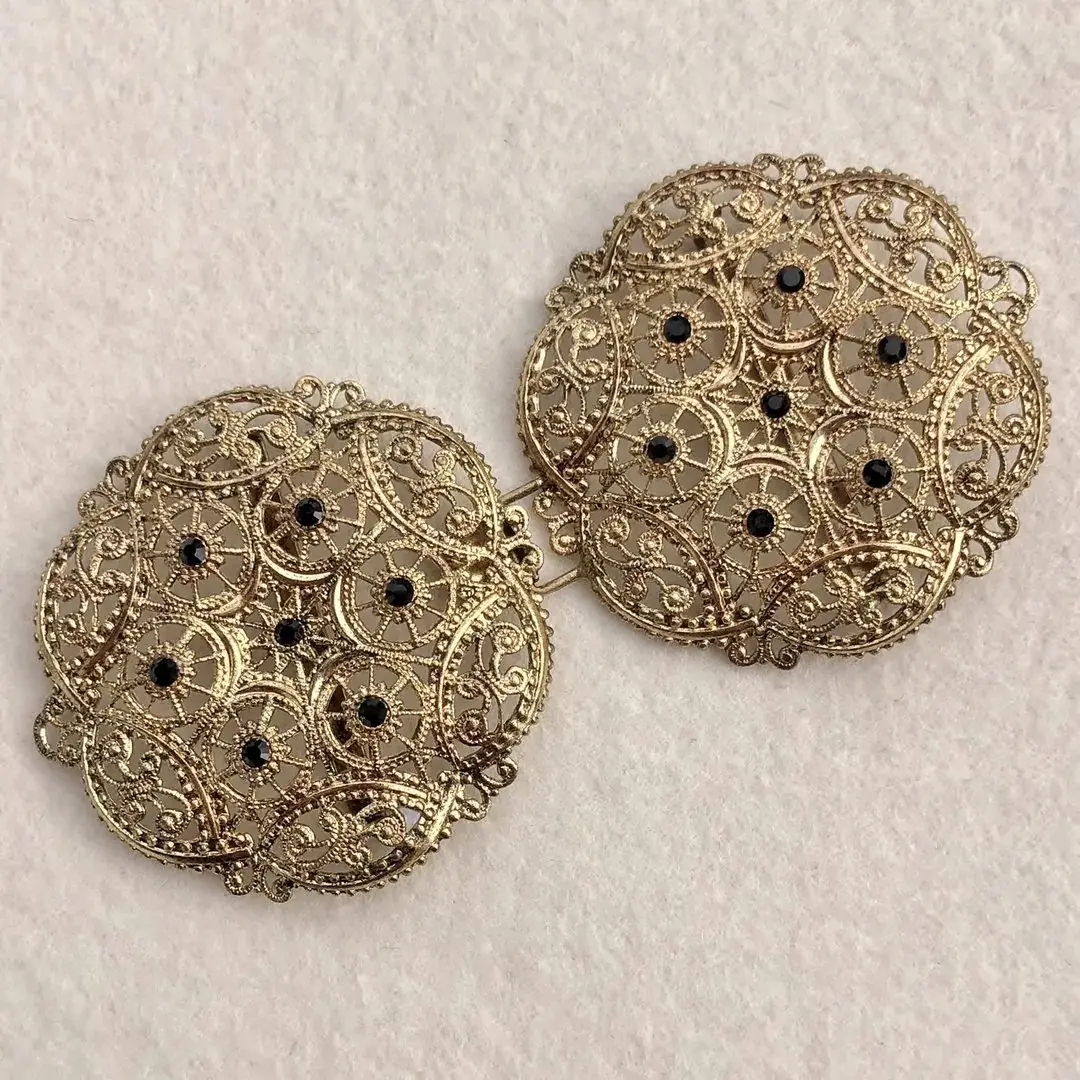 Schürzenschließe mit Swarovski in schwarz No. 125 – Bild 13 – Chiemgauer Heimatwerk Trachten-Onlineshop Schürzenschließe mit Swarovski in schwarz No. 125 - Bild 13 - Chiemgauer Heimatwerk Trachten-Onlineshop