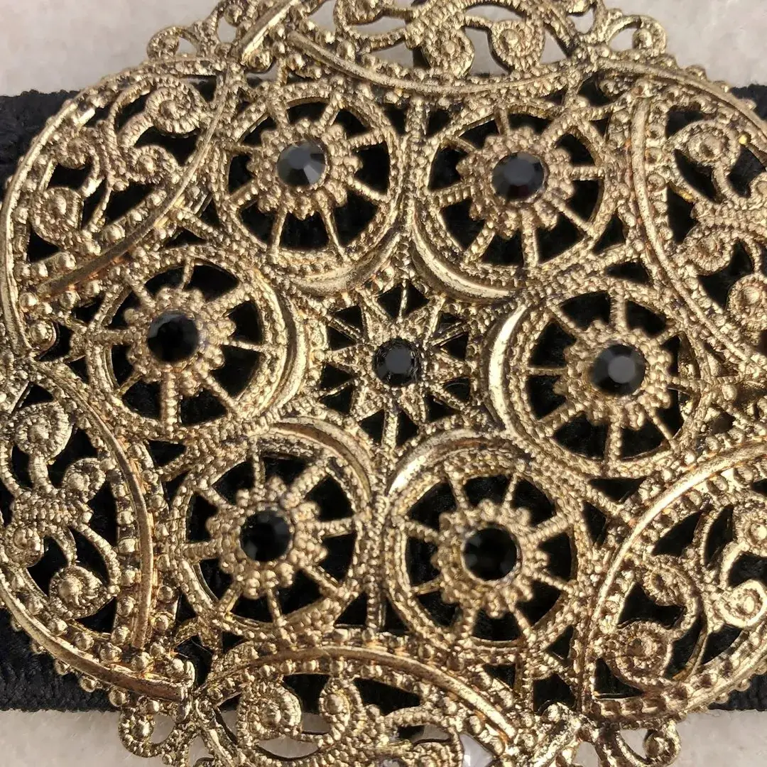 Schürzenschließe mit Swarovski in schwarz No. 125 – Bild 19 – Chiemgauer Heimatwerk Trachten-Onlineshop Schürzenschließe mit Swarovski in schwarz No. 125 - Bild 19 - Chiemgauer Heimatwerk Trachten-Onlineshop