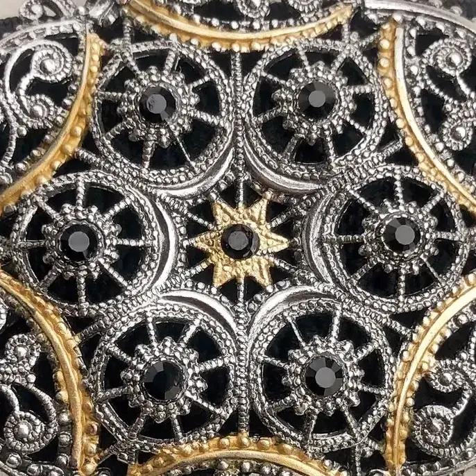 Schürzenschließe mit Swarovski in schwarz No. 128 – Bild 14 – Chiemgauer Heimatwerk Trachten-Onlineshop Schürzenschließe mit Swarovski in schwarz No. 128 - Bild 14 - Chiemgauer Heimatwerk Trachten-Onlineshop