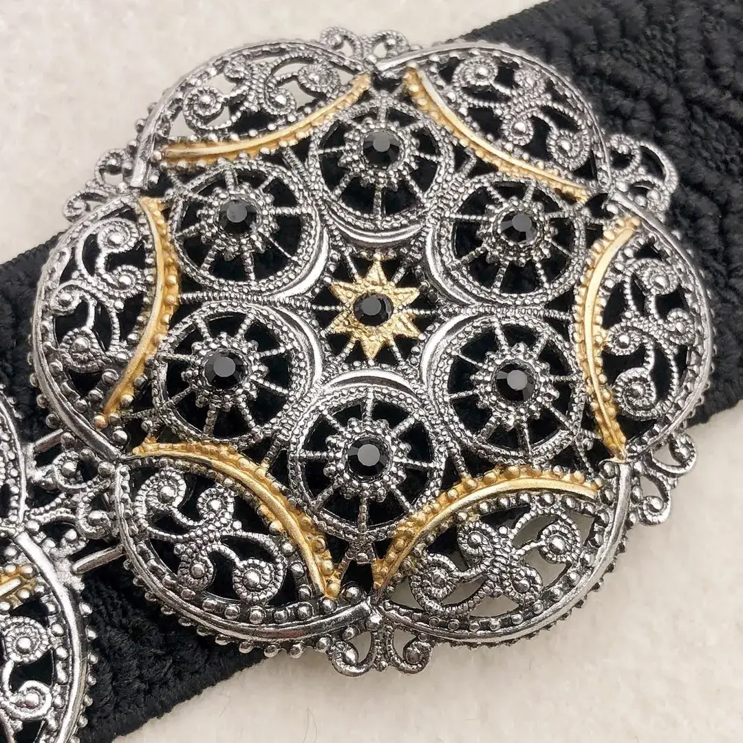 Schürzenschließe mit Swarovski in schwarz No. 128 – Bild 16 – Chiemgauer Heimatwerk Trachten-Onlineshop Schürzenschließe mit Swarovski in schwarz No. 128 - Bild 16 - Chiemgauer Heimatwerk Trachten-Onlineshop