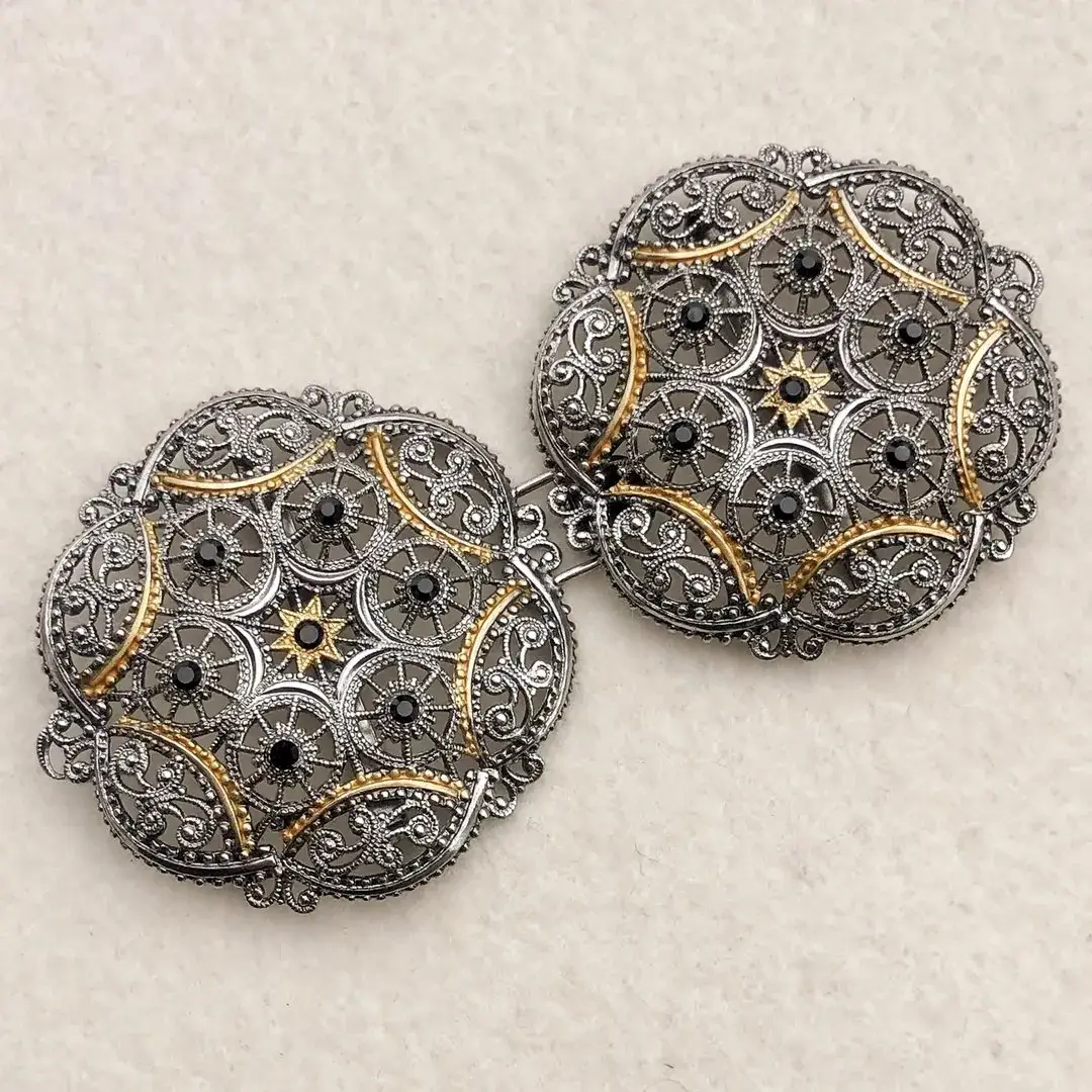 Schürzenschließe mit Swarovski in schwarz No. 128 – Bild 2 – Chiemgauer Heimatwerk Trachten-Onlineshop Schürzenschließe mit Swarovski in schwarz No. 128 - Bild 2 - Chiemgauer Heimatwerk Trachten-Onlineshop