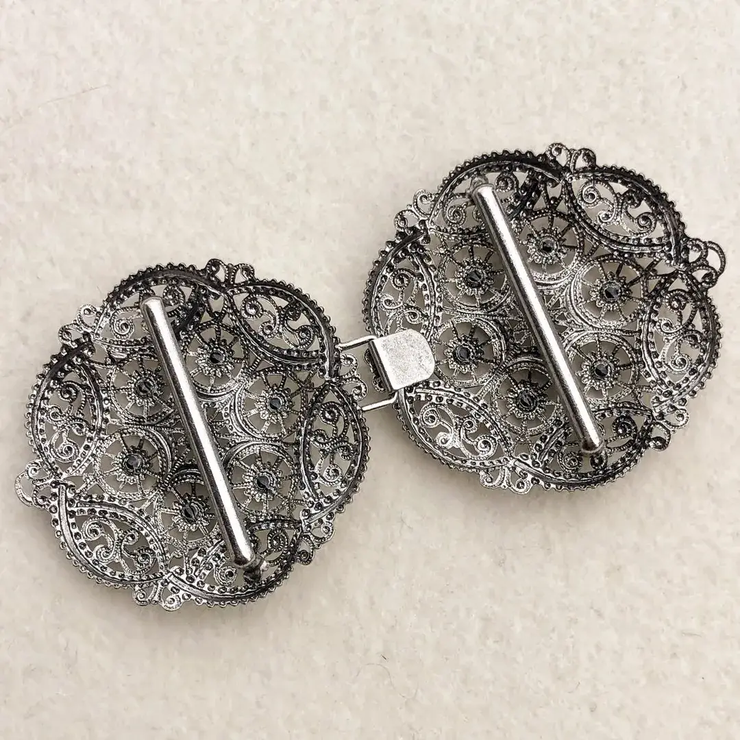 Schürzenschließe mit Swarovski in schwarz No. 128 – Bild 20 – Chiemgauer Heimatwerk Trachten-Onlineshop Schürzenschließe mit Swarovski in schwarz No. 128 - Bild 20 - Chiemgauer Heimatwerk Trachten-Onlineshop