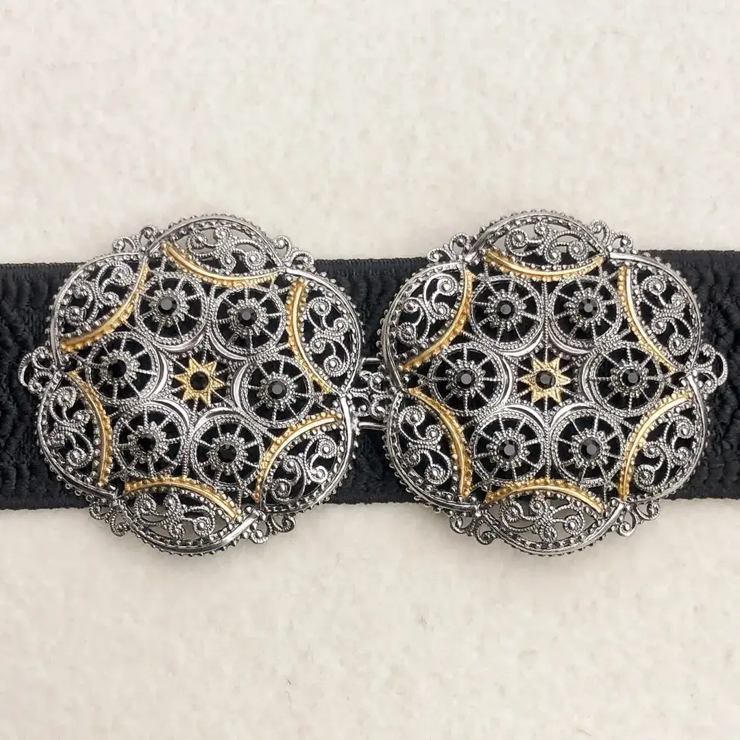 Schürzenschließe mit Swarovski in schwarz No. 128 – Bild 9 – Chiemgauer Heimatwerk Trachten-Onlineshop Schürzenschließe mit Swarovski in schwarz No. 128 - Bild 9 - Chiemgauer Heimatwerk Trachten-Onlineshop