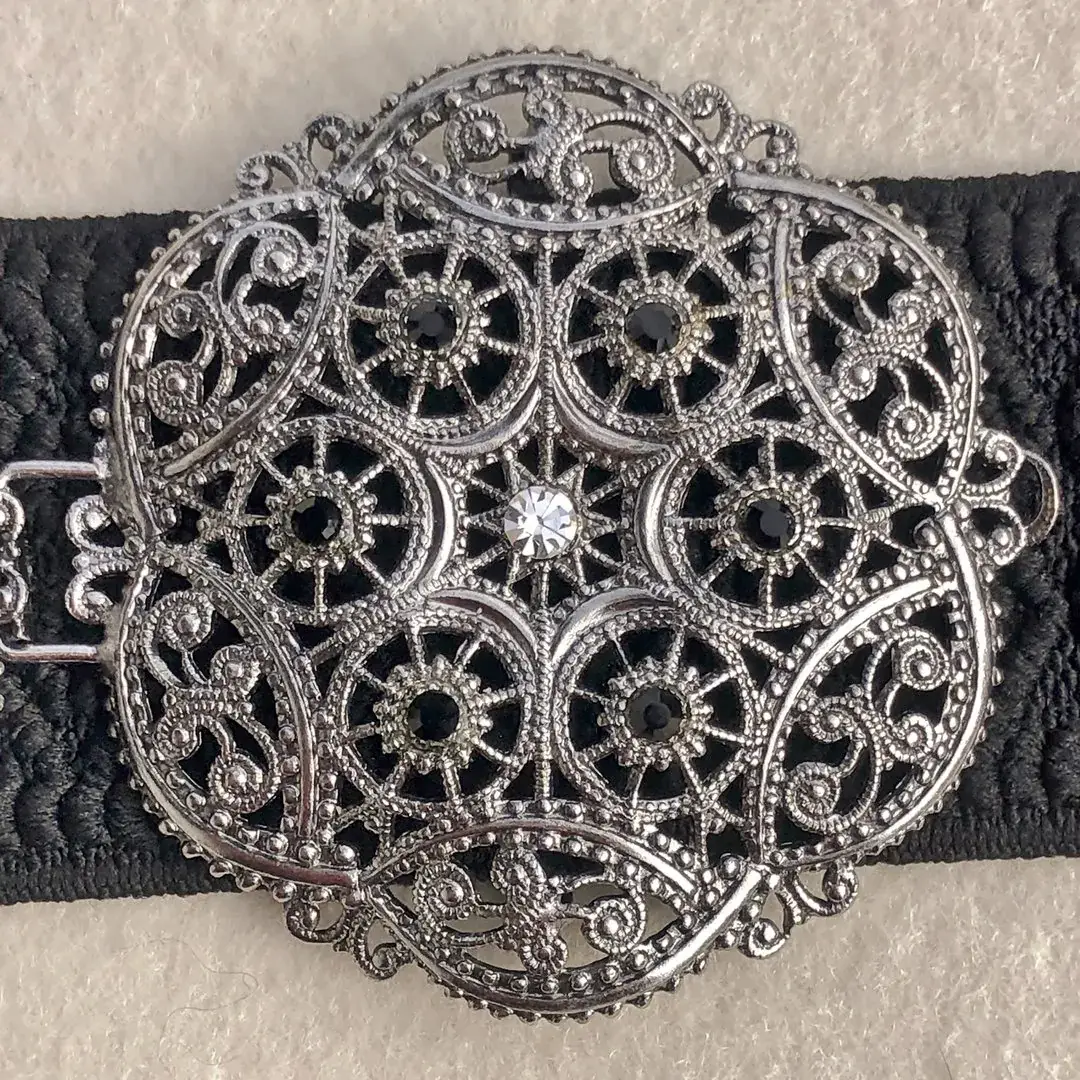 Schürzenschließe mit Swarovski in schwarz No. 143 – Bild 10 – Chiemgauer Heimatwerk Trachten-Onlineshop Schürzenschließe mit Swarovski in schwarz No. 143 - Bild 10 - Chiemgauer Heimatwerk Trachten-Onlineshop