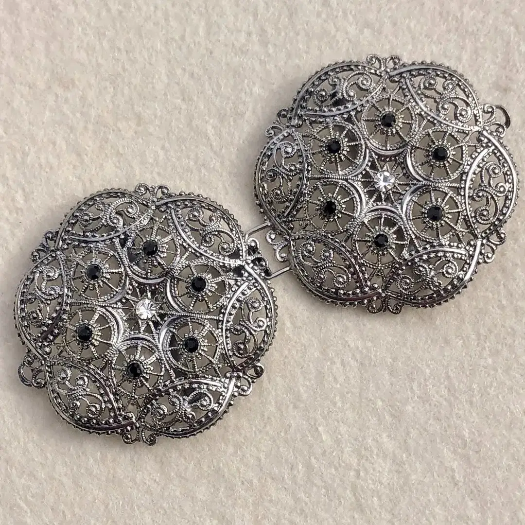 Schürzenschließe mit Swarovski in schwarz No. 143 – Bild 14 – Chiemgauer Heimatwerk Trachten-Onlineshop Schürzenschließe mit Swarovski in schwarz No. 143 - Bild 14 - Chiemgauer Heimatwerk Trachten-Onlineshop