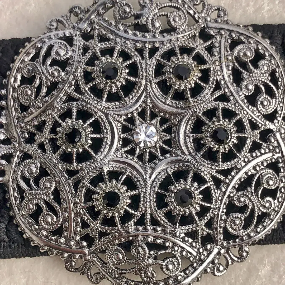 Schürzenschließe mit Swarovski in schwarz No. 143 – Bild 3 – Chiemgauer Heimatwerk Trachten-Onlineshop Schürzenschließe mit Swarovski in schwarz No. 143 - Bild 3 - Chiemgauer Heimatwerk Trachten-Onlineshop
