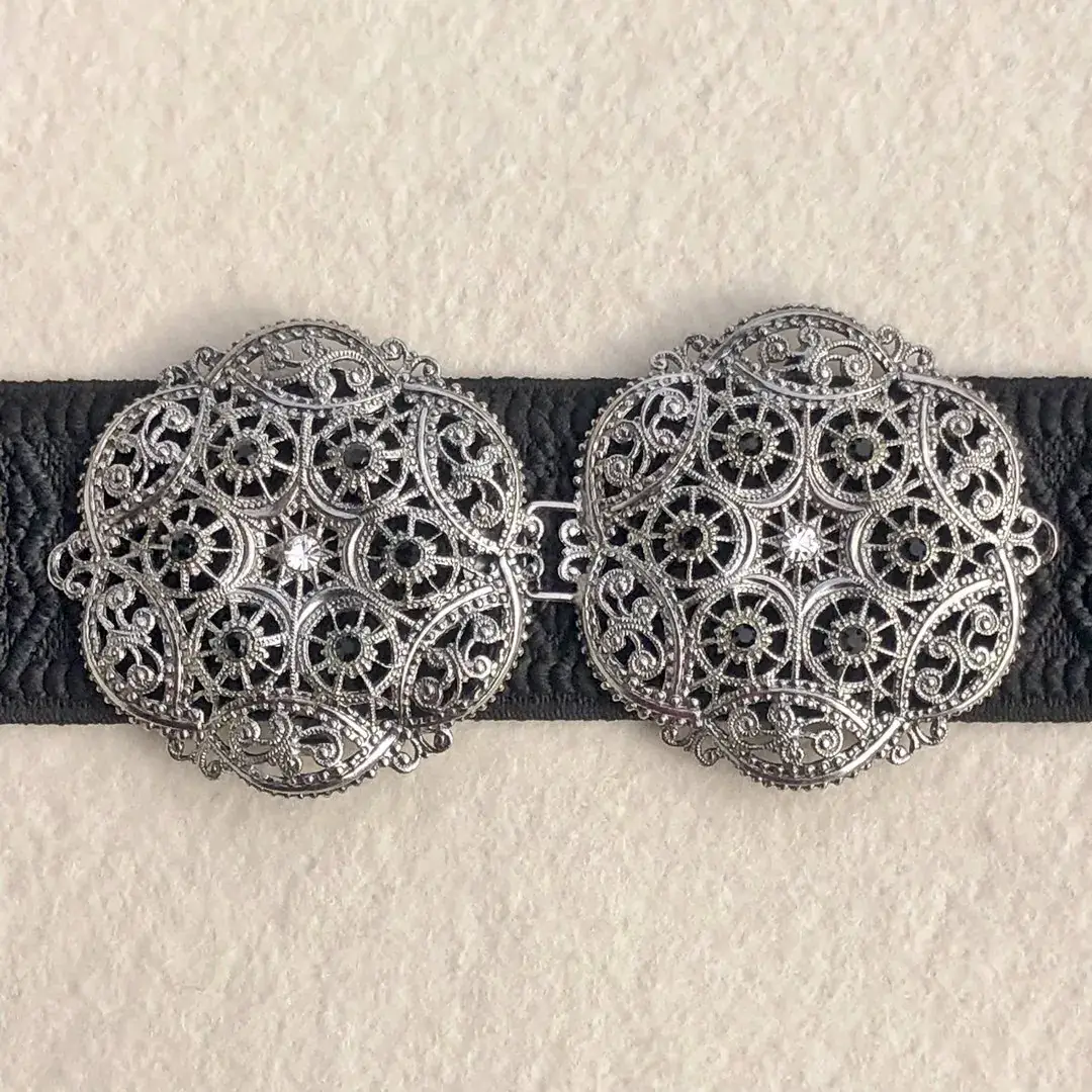 Schürzenschließe mit Swarovski in schwarz No. 143 – Bild 9 – Chiemgauer Heimatwerk Trachten-Onlineshop Schürzenschließe mit Swarovski in schwarz No. 143 - Bild 9 - Chiemgauer Heimatwerk Trachten-Onlineshop