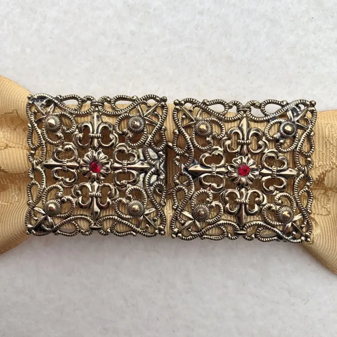 Schürzenschließe mit Swarovski in weinrot No. 175 – Bild 12 – Chiemgauer Heimatwerk Trachten-Onlineshop Schürzenschließe mit Swarovski in weinrot No. 175 - Bild 12 - Chiemgauer Heimatwerk Trachten-Onlineshop