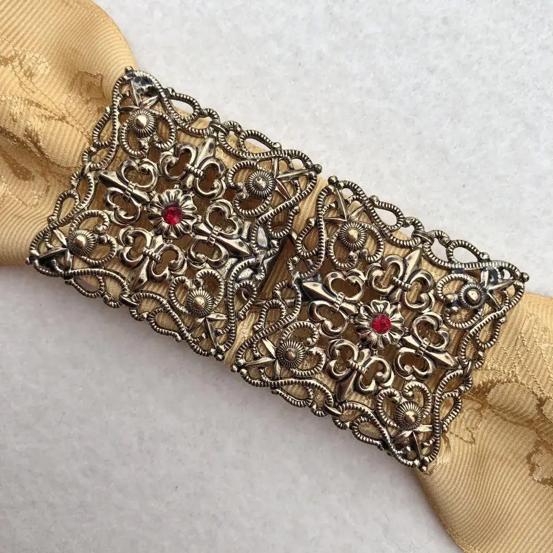 Schürzenschließe mit Swarovski in weinrot No. 175 – Bild 3 – Chiemgauer Heimatwerk Trachten-Onlineshop Schürzenschließe mit Swarovski in weinrot No. 175 - Bild 3 - Chiemgauer Heimatwerk Trachten-Onlineshop