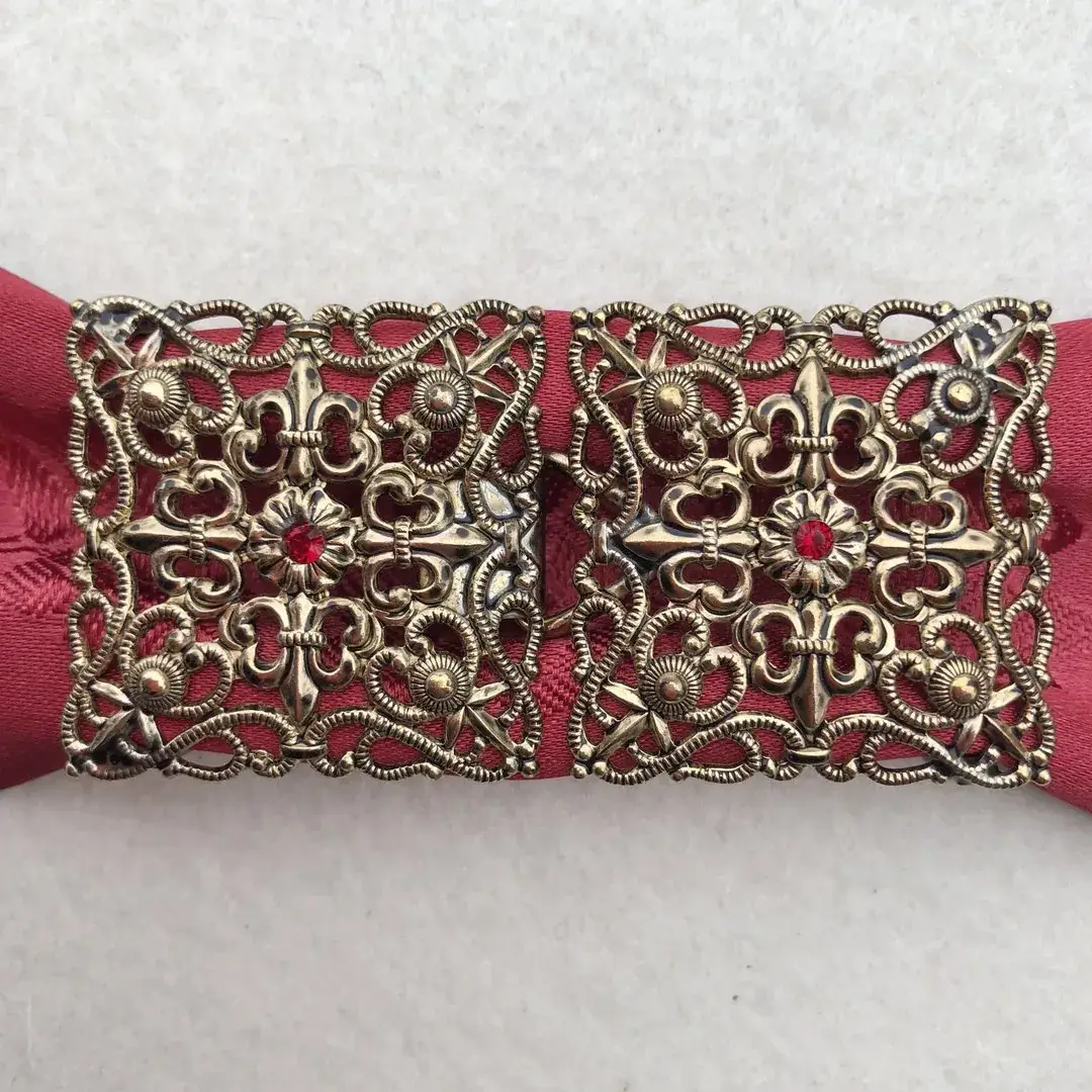 Schürzenschließe mit Swarovski in weinrot No. 175 – Bild 7 – Chiemgauer Heimatwerk Trachten-Onlineshop Schürzenschließe mit Swarovski in weinrot No. 175 - Bild 7 - Chiemgauer Heimatwerk Trachten-Onlineshop