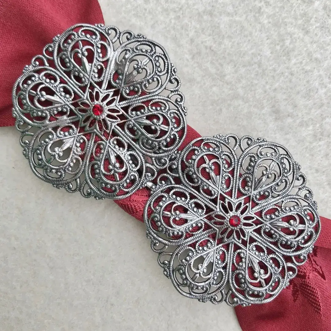 Schürzenschließe mit Swarovski in weinrot No. 57 – Bild 18 – Chiemgauer Heimatwerk Trachten-Onlineshop Schürzenschließe mit Swarovski in weinrot No. 57 - Bild 18 - Chiemgauer Heimatwerk Trachten-Onlineshop