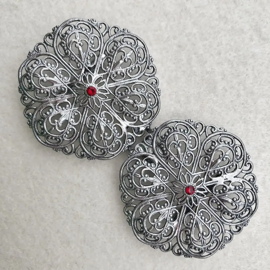 Schürzenschließe mit Swarovski in weinrot No. 57 – Bild 19 – Chiemgauer Heimatwerk Trachten-Onlineshop Schürzenschließe mit Swarovski in weinrot No. 57 - Bild 19 - Chiemgauer Heimatwerk Trachten-Onlineshop