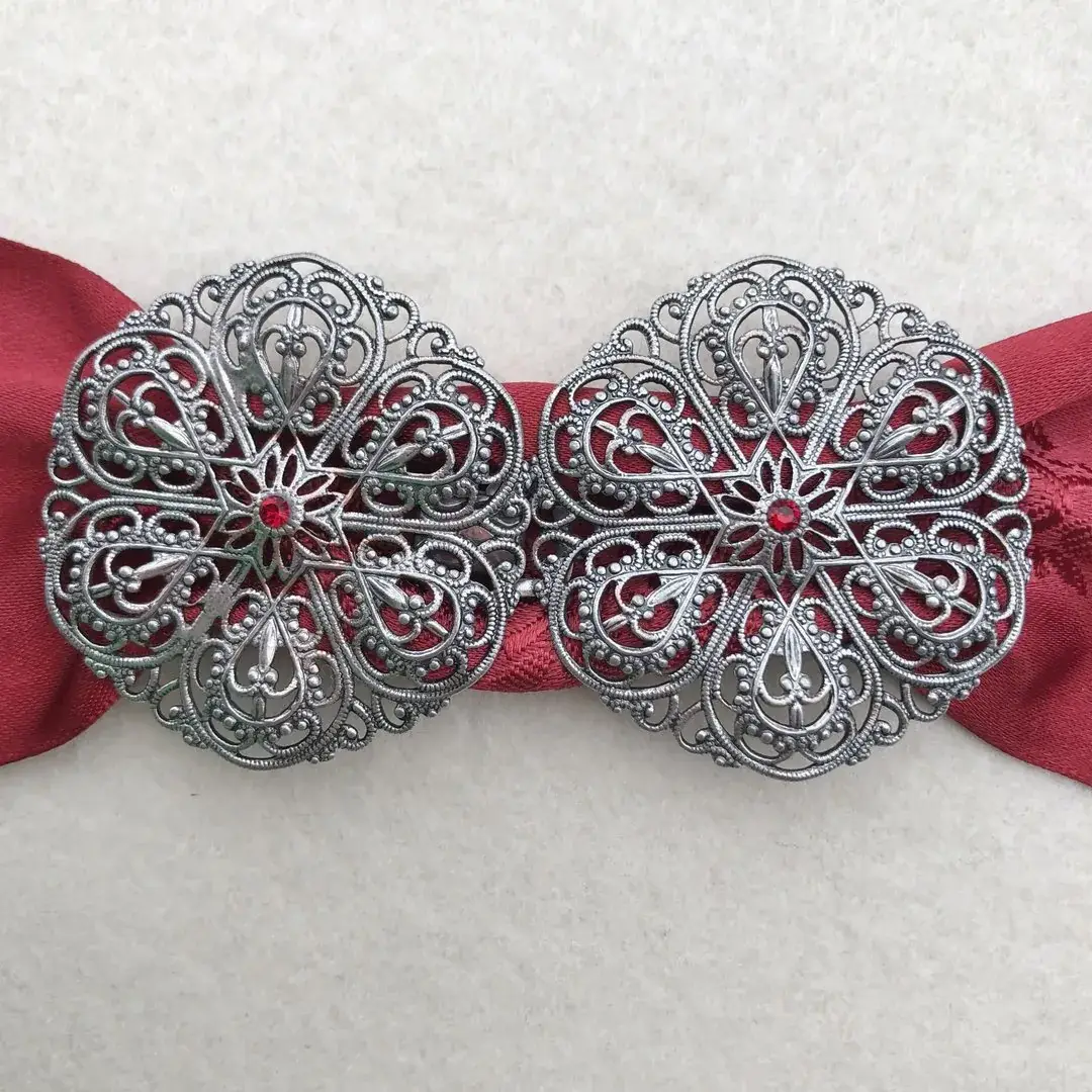 Schürzenschließe mit Swarovski in weinrot No. 57 – Bild 6 – Chiemgauer Heimatwerk Trachten-Onlineshop Schürzenschließe mit Swarovski in weinrot No. 57 - Bild 6 - Chiemgauer Heimatwerk Trachten-Onlineshop