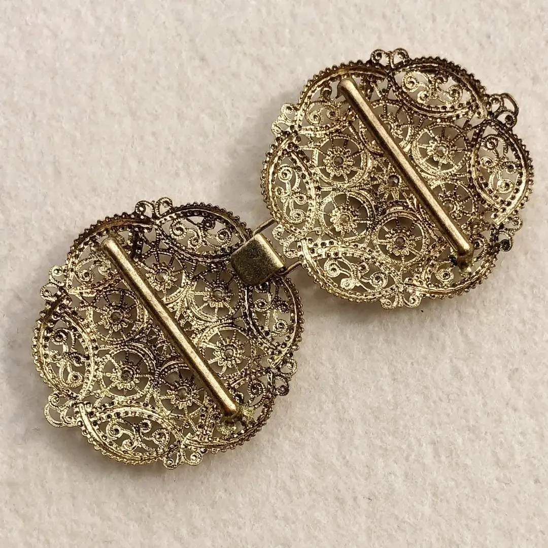Schürzenschließe mit Swarovski in zartrosa No. 127 – Bild 13 – Chiemgauer Heimatwerk Trachten-Onlineshop Schürzenschließe mit Swarovski in zartrosa No. 127 - Bild 13 - Chiemgauer Heimatwerk Trachten-Onlineshop