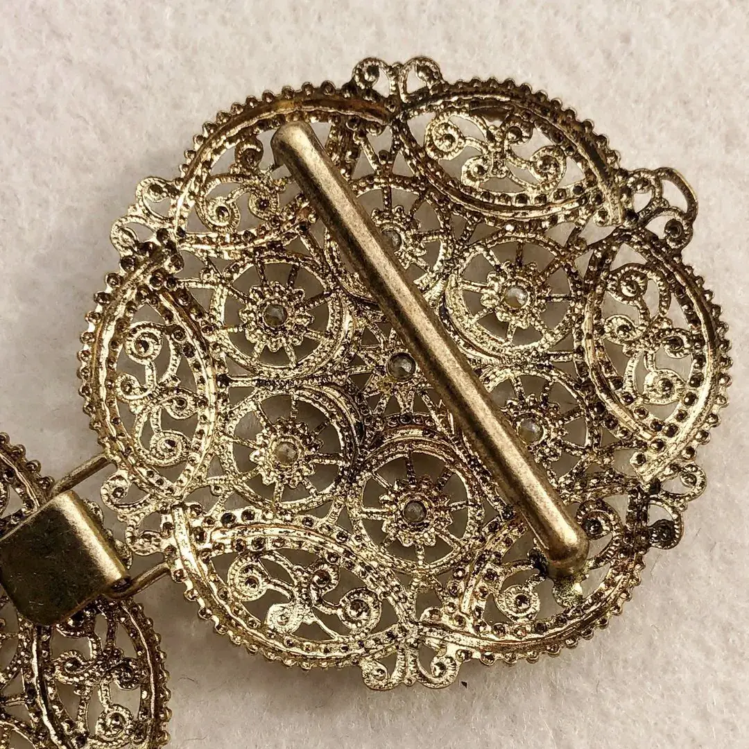 Schürzenschließe mit Swarovski in zartrosa No. 127 – Bild 14 – Chiemgauer Heimatwerk Trachten-Onlineshop Schürzenschließe mit Swarovski in zartrosa No. 127 - Bild 14 - Chiemgauer Heimatwerk Trachten-Onlineshop