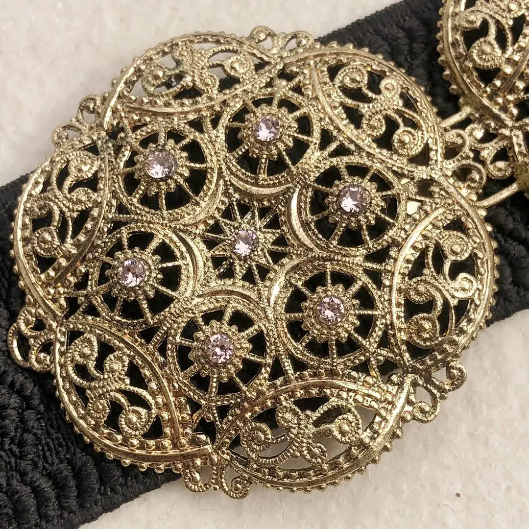 Schürzenschließe mit Swarovski in zartrosa No. 127 – Bild 16 – Chiemgauer Heimatwerk Trachten-Onlineshop Schürzenschließe mit Swarovski in zartrosa No. 127 - Bild 16 - Chiemgauer Heimatwerk Trachten-Onlineshop
