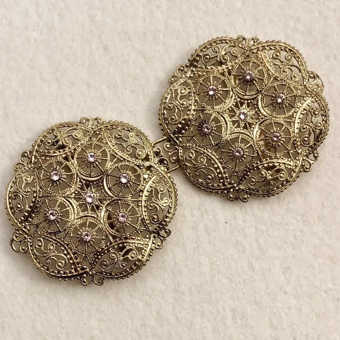 Schürzenschließe mit Swarovski in zartrosa No. 127 – Bild 2 – Chiemgauer Heimatwerk Trachten-Onlineshop Schürzenschließe mit Swarovski in zartrosa No. 127 - Bild 2 - Chiemgauer Heimatwerk Trachten-Onlineshop