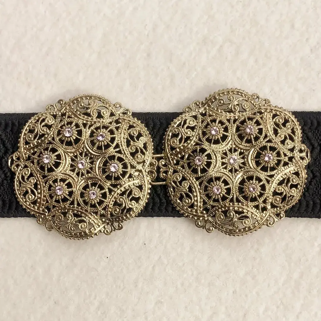 Schürzenschließe mit Swarovski in zartrosa No. 127 – Bild 3 – Chiemgauer Heimatwerk Trachten-Onlineshop Schürzenschließe mit Swarovski in zartrosa No. 127 - Bild 3 - Chiemgauer Heimatwerk Trachten-Onlineshop