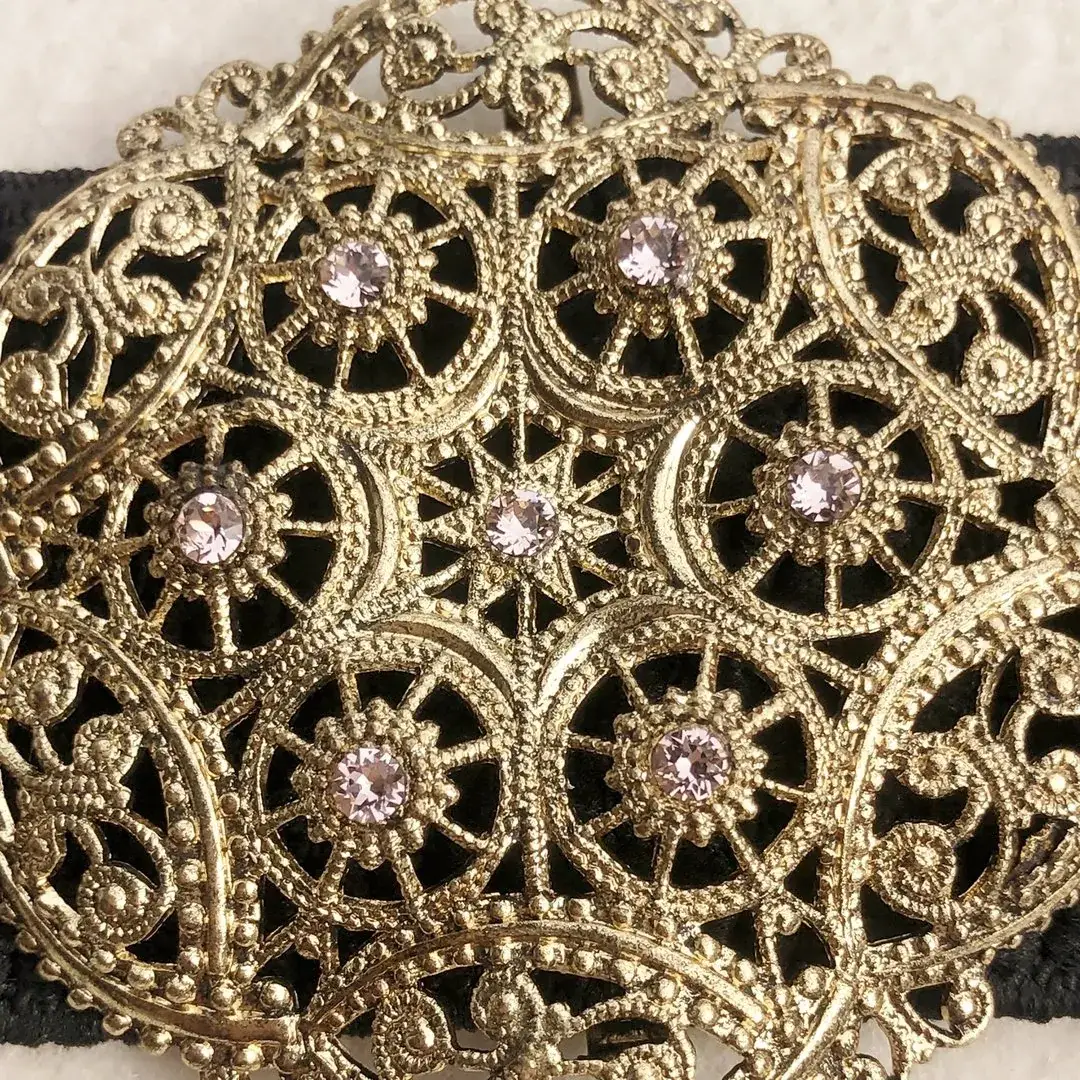Schürzenschließe mit Swarovski in zartrosa No. 127 – Bild 5 – Chiemgauer Heimatwerk Trachten-Onlineshop Schürzenschließe mit Swarovski in zartrosa No. 127 - Bild 5 - Chiemgauer Heimatwerk Trachten-Onlineshop