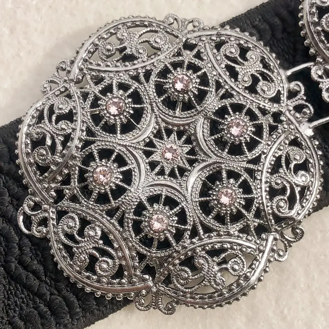 Schürzenschließe mit Swarovski in zartrosa No. 144 – Bild 13 – Chiemgauer Heimatwerk Trachten-Onlineshop Schürzenschließe mit Swarovski in zartrosa No. 144 - Bild 13 - Chiemgauer Heimatwerk Trachten-Onlineshop