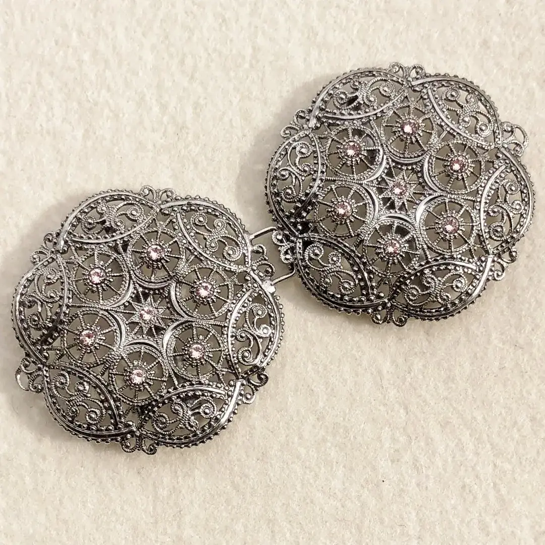 Schürzenschließe mit Swarovski in zartrosa No. 144 – Bild 2 – Chiemgauer Heimatwerk Trachten-Onlineshop Schürzenschließe mit Swarovski in zartrosa No. 144 - Bild 2 - Chiemgauer Heimatwerk Trachten-Onlineshop