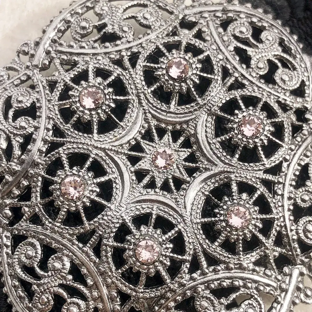 Schürzenschließe mit Swarovski in zartrosa No. 144 – Bild 7 – Chiemgauer Heimatwerk Trachten-Onlineshop Schürzenschließe mit Swarovski in zartrosa No. 144 - Bild 7 - Chiemgauer Heimatwerk Trachten-Onlineshop