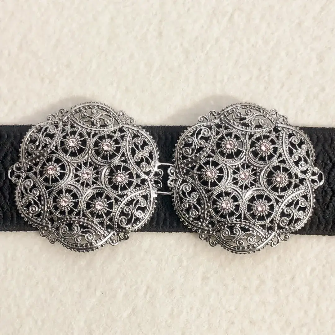 Schürzenschließe mit Swarovski in zartrosa No. 144 – Bild 9 – Chiemgauer Heimatwerk Trachten-Onlineshop Schürzenschließe mit Swarovski in zartrosa No. 144 - Bild 9 - Chiemgauer Heimatwerk Trachten-Onlineshop