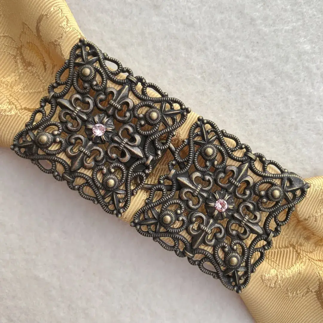 Schürzenschließe mit Swarovski in zartrosa No. 183 – Bild 13 – Chiemgauer Heimatwerk Trachten-Onlineshop Schürzenschließe mit Swarovski in zartrosa No. 183 - Bild 13 - Chiemgauer Heimatwerk Trachten-Onlineshop