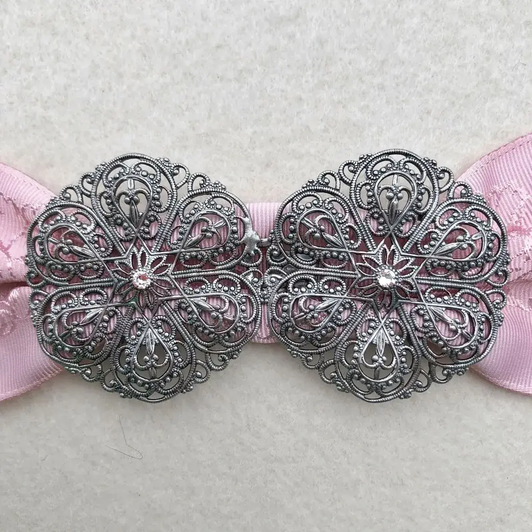 Schürzenschließe mit Swarovski in zartrosa No. 51 – Bild 11 – Chiemgauer Heimatwerk Trachten-Onlineshop Schürzenschließe mit Swarovski in zartrosa No. 51 - Bild 11 - Chiemgauer Heimatwerk Trachten-Onlineshop