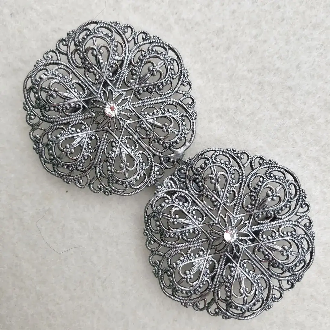 Schürzenschließe mit Swarovski in zartrosa No. 51 – Bild 18 – Chiemgauer Heimatwerk Trachten-Onlineshop Schürzenschließe mit Swarovski in zartrosa No. 51 - Bild 18 - Chiemgauer Heimatwerk Trachten-Onlineshop
