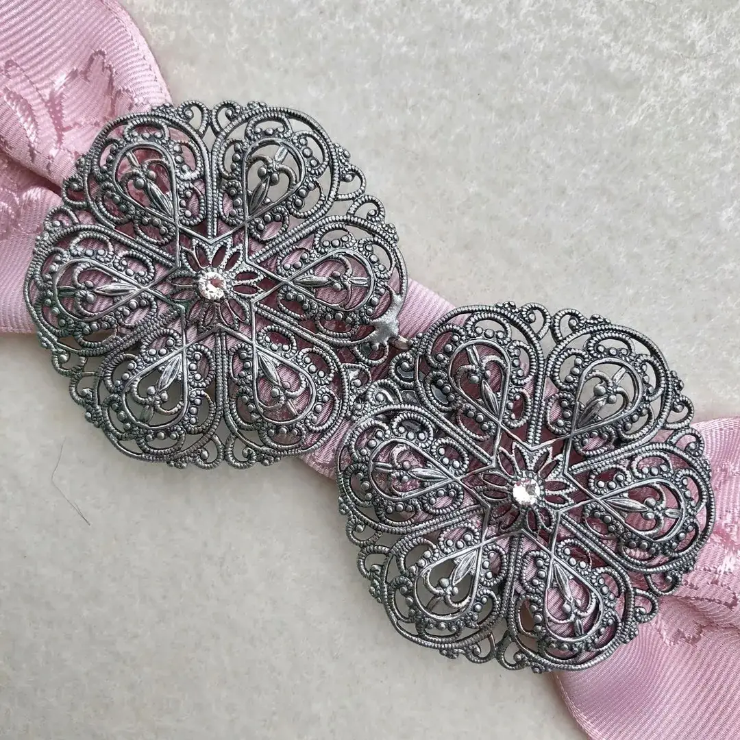 Schürzenschließe mit Swarovski in zartrosa No. 51 – Bild 7 – Chiemgauer Heimatwerk Trachten-Onlineshop Schürzenschließe mit Swarovski in zartrosa No. 51 - Bild 7 - Chiemgauer Heimatwerk Trachten-Onlineshop
