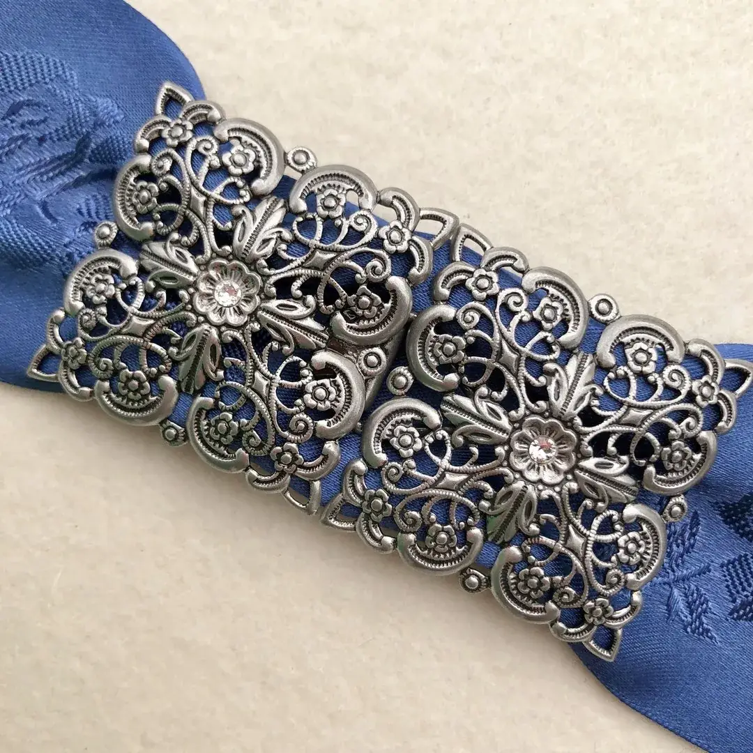 Schürzenschließe mit Swarovski kristallweiß No. 59 – Bild 13 – Chiemgauer Heimatwerk Trachten-Onlineshop Schürzenschließe mit Swarovski kristallweiß No. 59 - Bild 13 - Chiemgauer Heimatwerk Trachten-Onlineshop