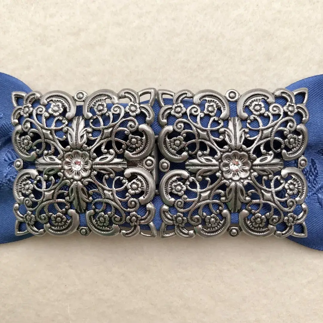 Schürzenschließe mit Swarovski kristallweiß No. 59 – Bild 3 – Chiemgauer Heimatwerk Trachten-Onlineshop Schürzenschließe mit Swarovski kristallweiß No. 59 - Bild 3 - Chiemgauer Heimatwerk Trachten-Onlineshop
