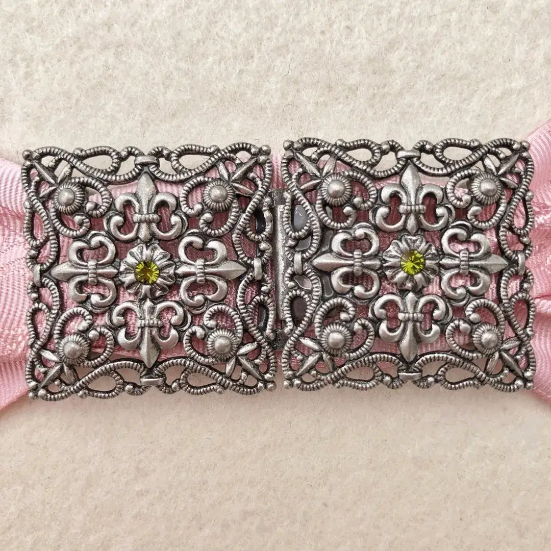 Schürzenschließe mit Swarovski olivgrün No. 26 – Bild 10 – Chiemgauer Heimatwerk Trachten-Onlineshop Schürzenschließe mit Swarovski olivgrün No. 26 - Bild 10 - Chiemgauer Heimatwerk Trachten-Onlineshop