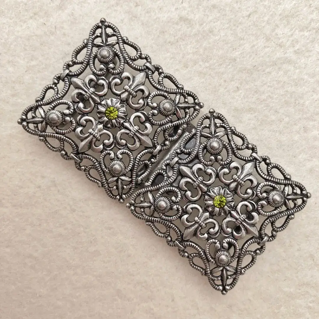 Schürzenschließe mit Swarovski olivgrün No. 26 – Bild 13 – Chiemgauer Heimatwerk Trachten-Onlineshop Schürzenschließe mit Swarovski olivgrün No. 26 - Bild 13 - Chiemgauer Heimatwerk Trachten-Onlineshop