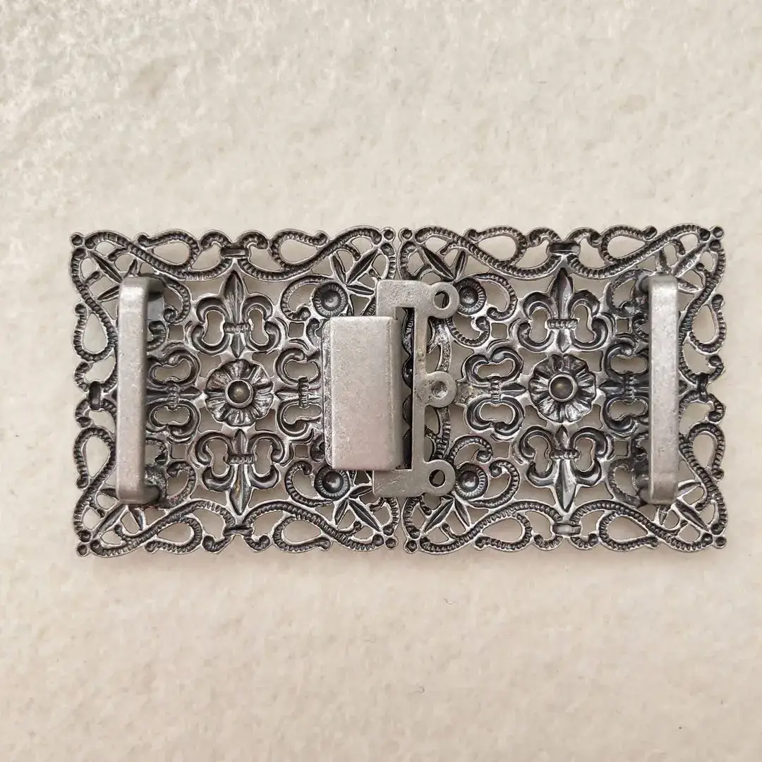 Schürzenschließe mit Swarovski olivgrün No. 26 – Bild 14 – Chiemgauer Heimatwerk Trachten-Onlineshop Schürzenschließe mit Swarovski olivgrün No. 26 - Bild 14 - Chiemgauer Heimatwerk Trachten-Onlineshop